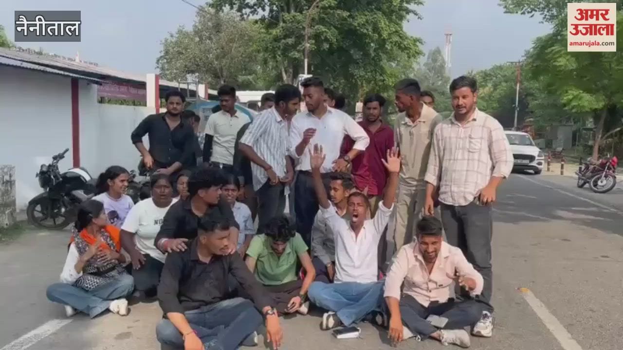 ABVP candidate sit-in on road after objection to nomination in ramnagar