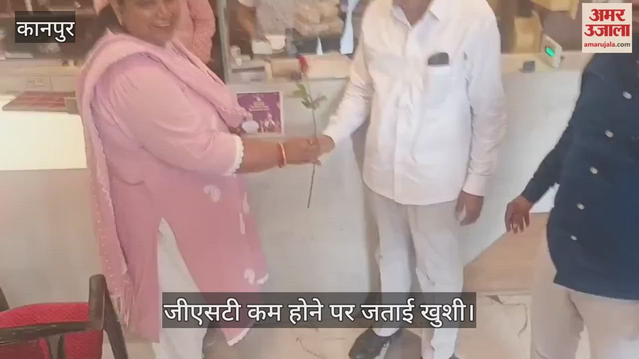 कानपुर के घाटमपुर में विधायक सरोज कुरील ने दुकानदारों को बांटे गुलाब