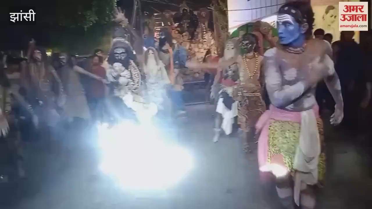 Jhansi: Mahadev arrived with his followers in Ram ji's wedding procession and danced a lot.