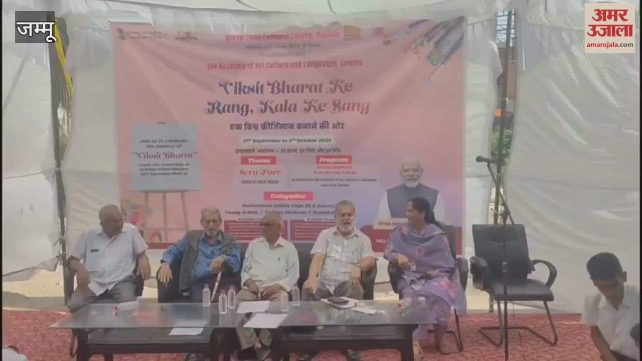 A festival of colours at Abhinav Theatre, 500 students and 40 painters spread the colours of art.