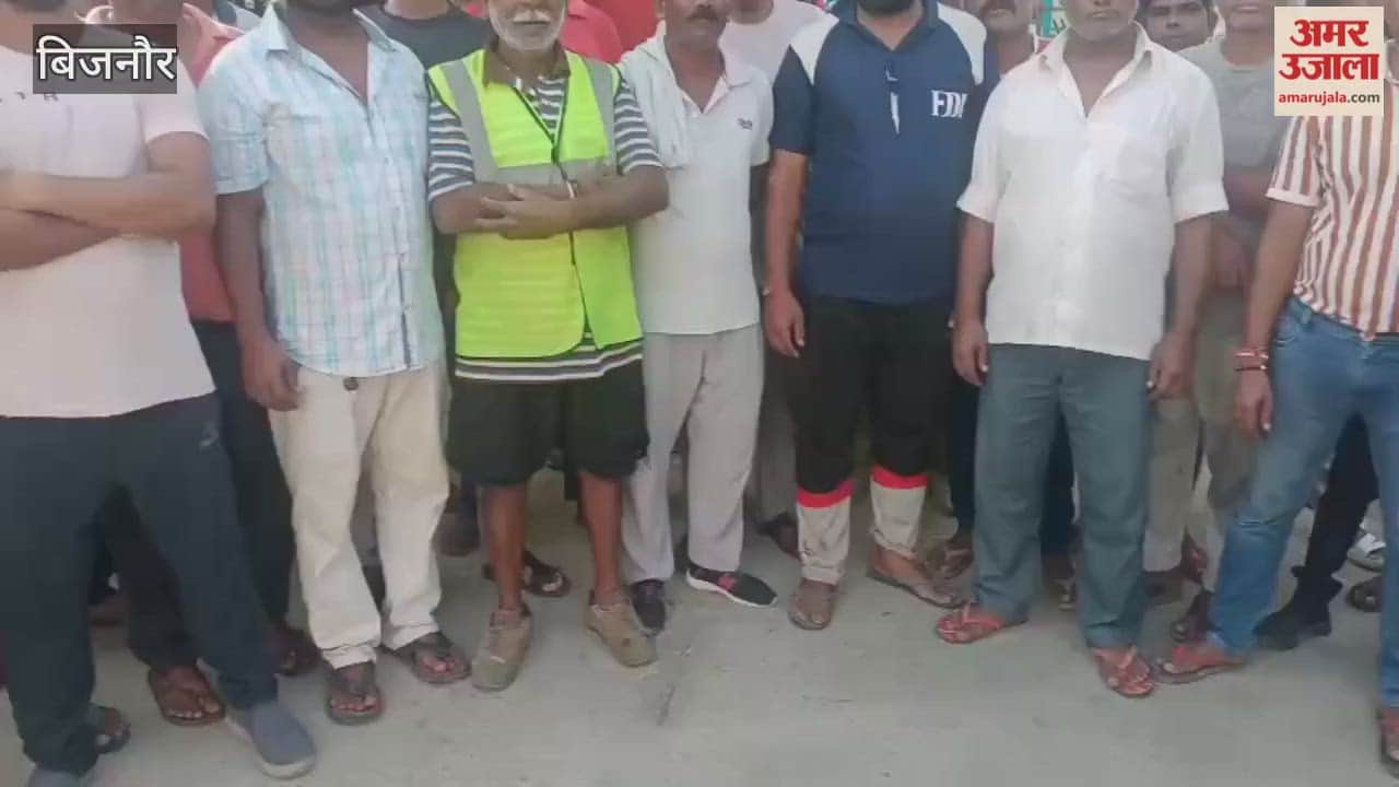 Bijnor: Sanitation Inspector accused of illegal extortion, demonstration in municipality