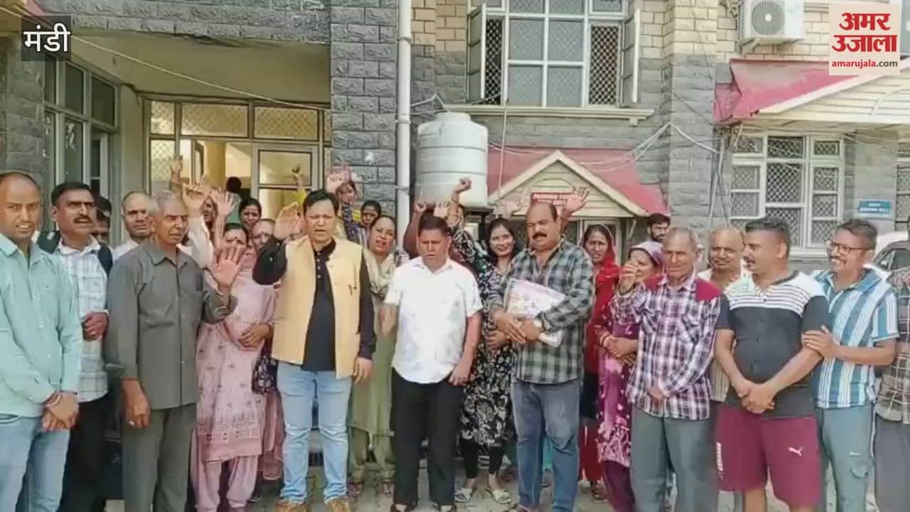 Mandi Disaster affected people surrounded the Mini Secretariat in Jogindernagar