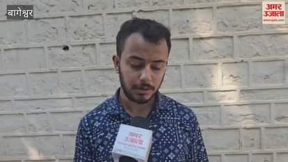 Youth staged a symbolic protest at the SBI intersection bageshwar in connection with the paper leak case