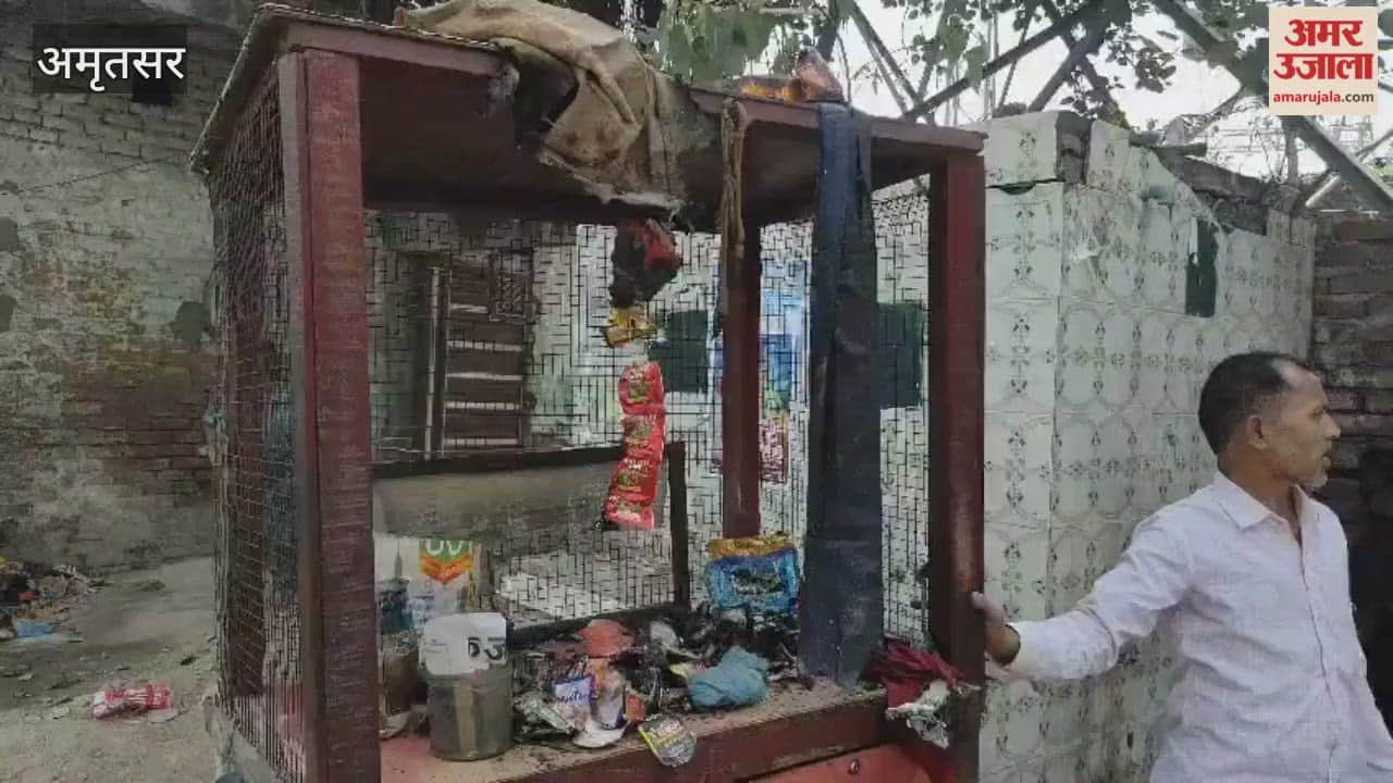Youths dressed as Nihangs burned down stall