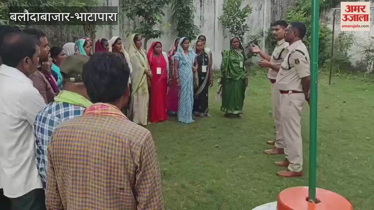 SDOP briefed women commandos of Jai Satnam Sena in Bhatapara on how to protect themselves from cyber fraud