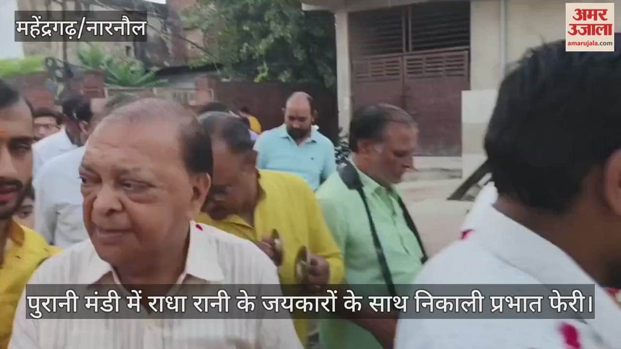 Prabhat Ferry was taken out in Purani Mandi with chants of Radha Rani