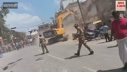 Bulldozer roared near the police line in Varanasi VIDEO