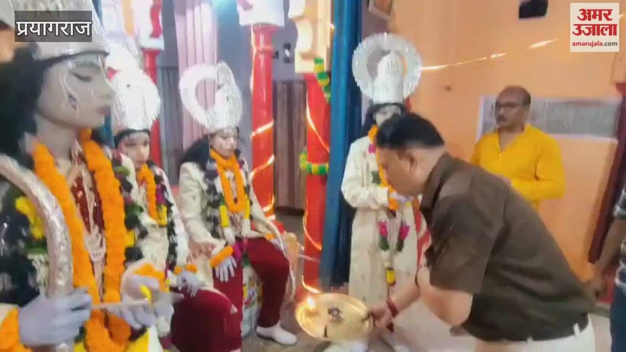 Devotees were overwhelmed after seeing Ram's wedding procession, Raghurai left with his four brothers sitting on a silver howdah.