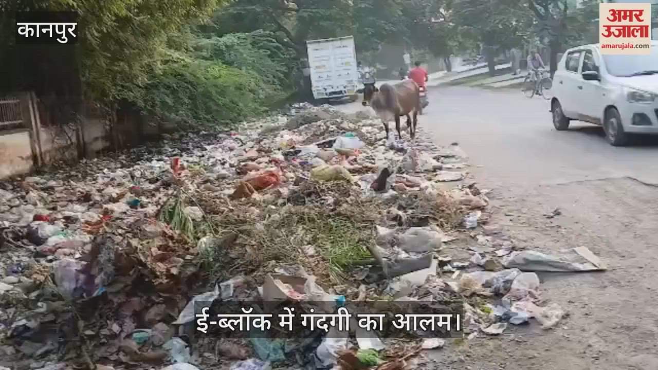 पोस्ट ऑफिस के गेट पर लगा कूड़े का ढेर, स्थानीय लोगों ने सफाईकर्मियों पर लगाया आरोप