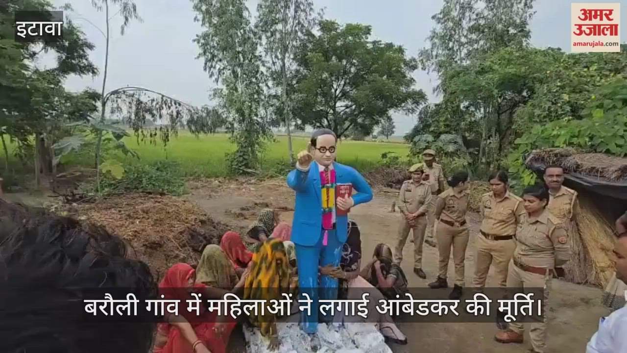 इटावा: रात में लगाई गई आंबेडकर की मूर्ति, पुलिस-प्रशासन हटाने के प्रयास में जुटा