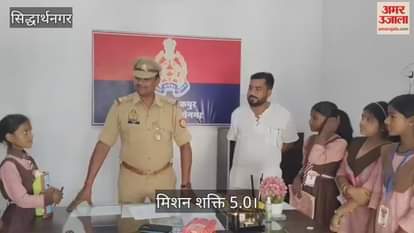 The girl students got a close look at the working style of the police.