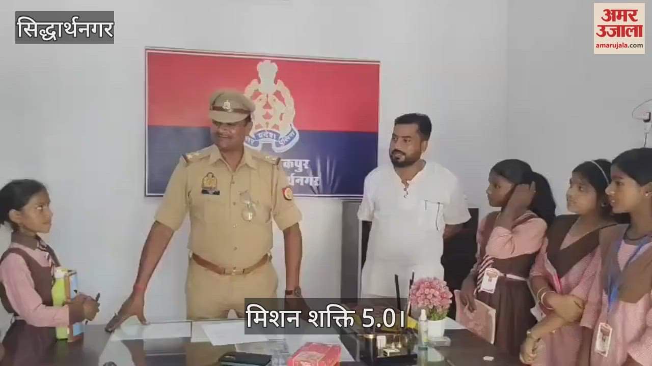 The girl students got a close look at the working style of the police.