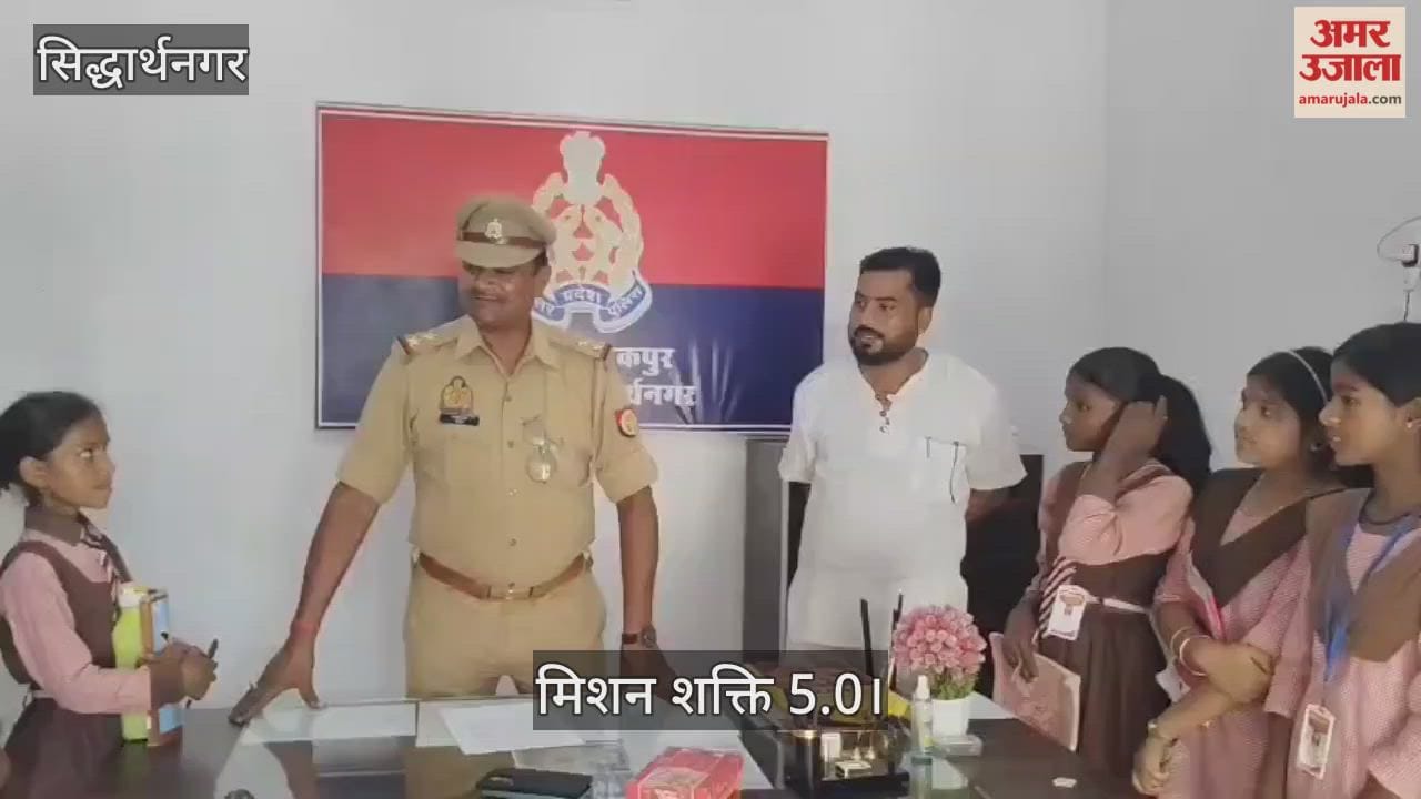 The girl students got a close look at the working style of the police.