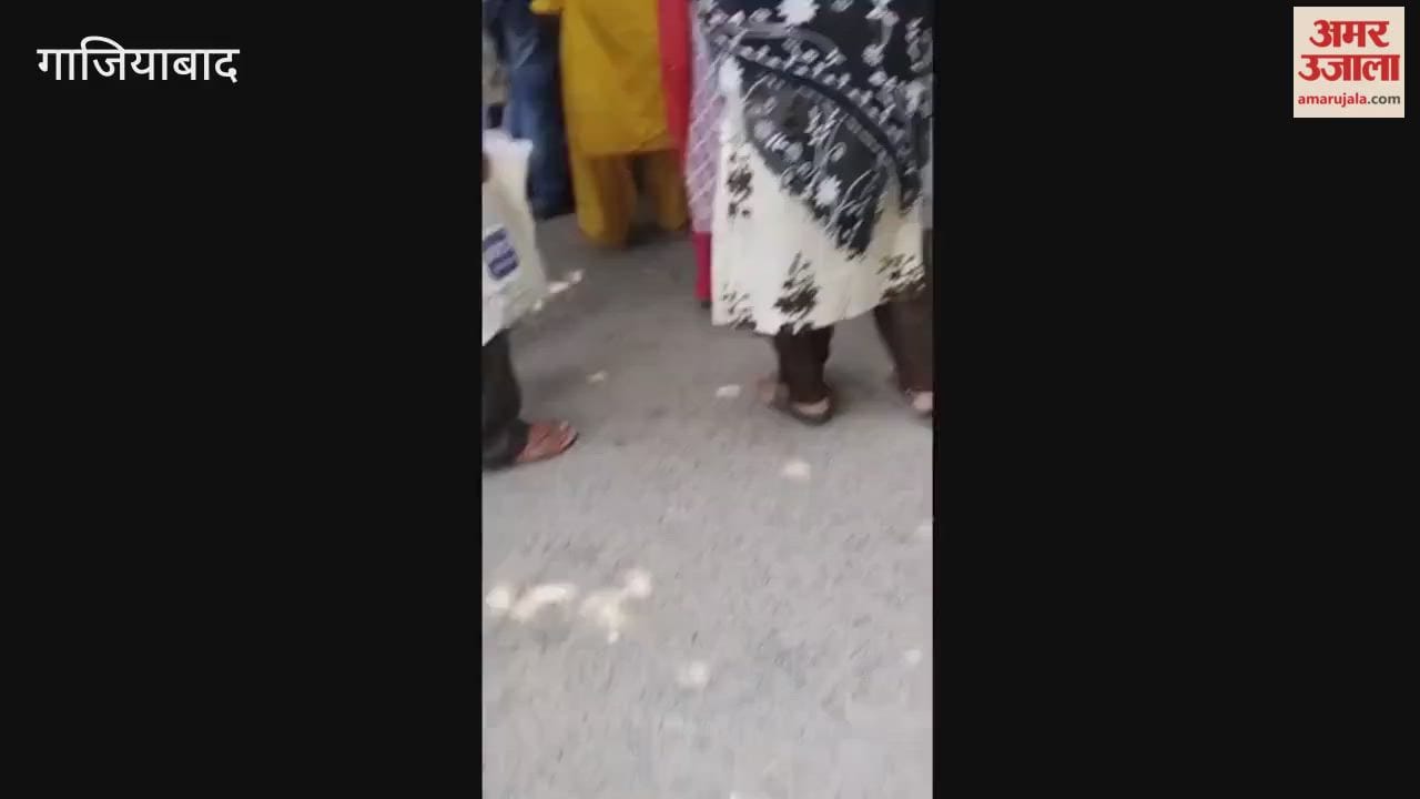 Ghaziabad Mother-in-law and daughter-in-law create ruckus outside court