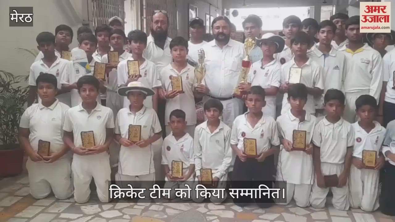The team of Rishabh Academy, winner of the district level cricket competition, was honored.