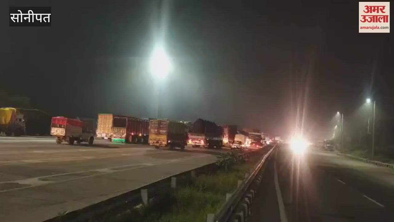 Truck drivers blocked the Bhigan toll in Sonipat.