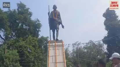 Meerut: Garland offered at Gandhiji's statue