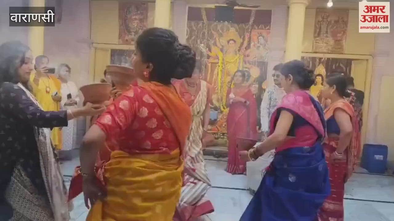 Women performed Dhunuchi dance in varanasi