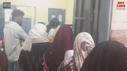 Meerut: Crowd gathered at the prescription counter in the district hospital