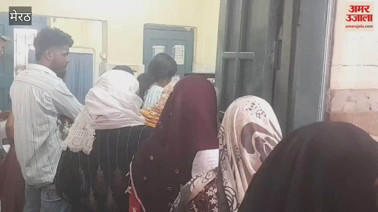 Meerut: Crowd gathered at the prescription counter in the district hospital