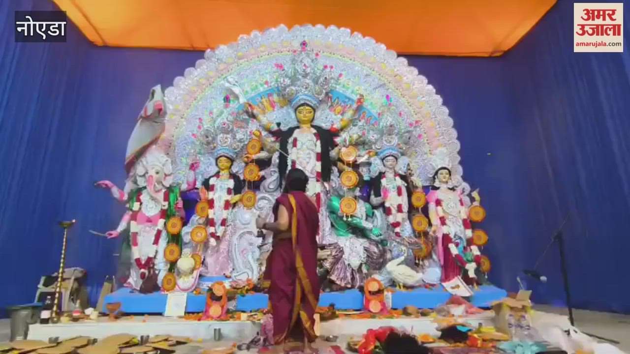 Aarti performed with devotion at Kalibari Temple in Noida Sector-26