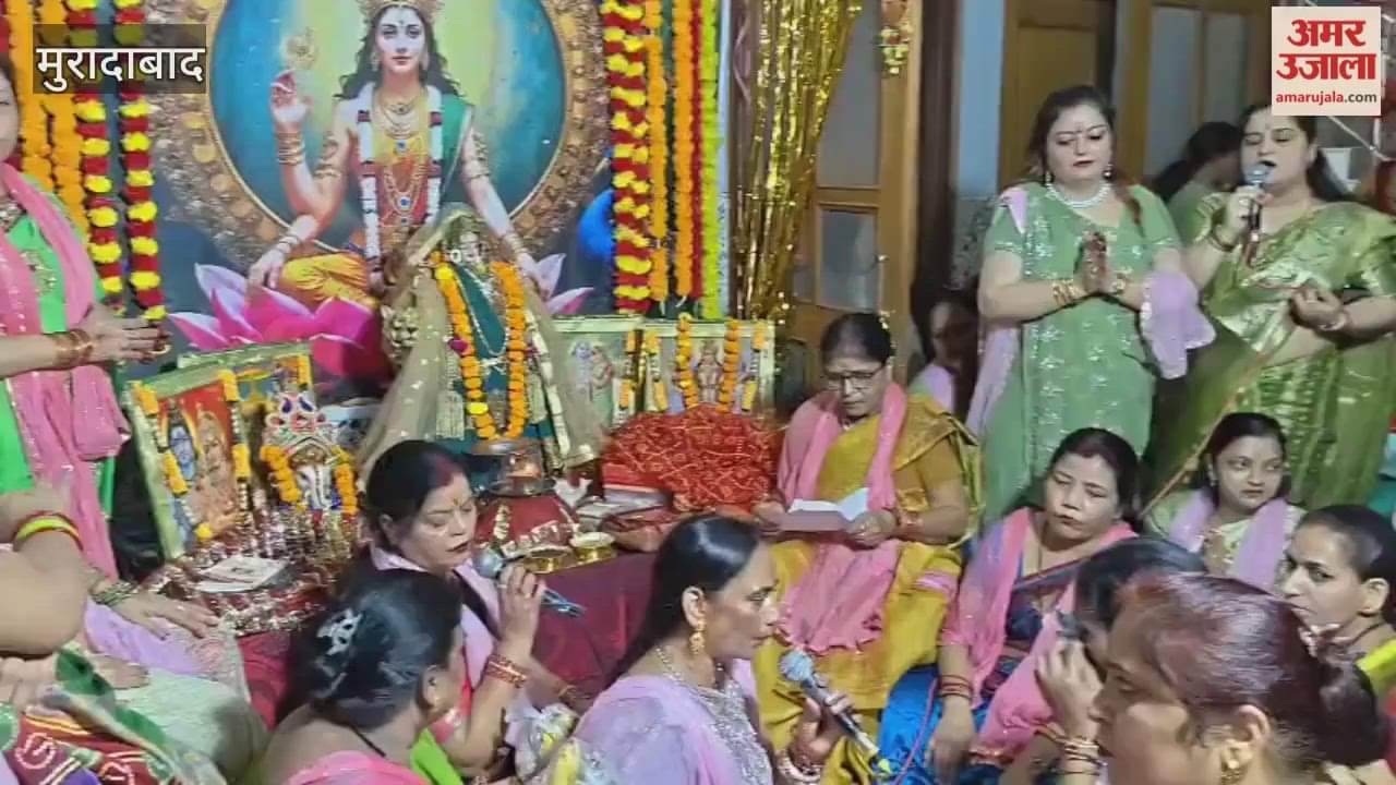 Jai Durga Mahila Mandal in Lajpat Nagar captivated the audience with their devotional songs