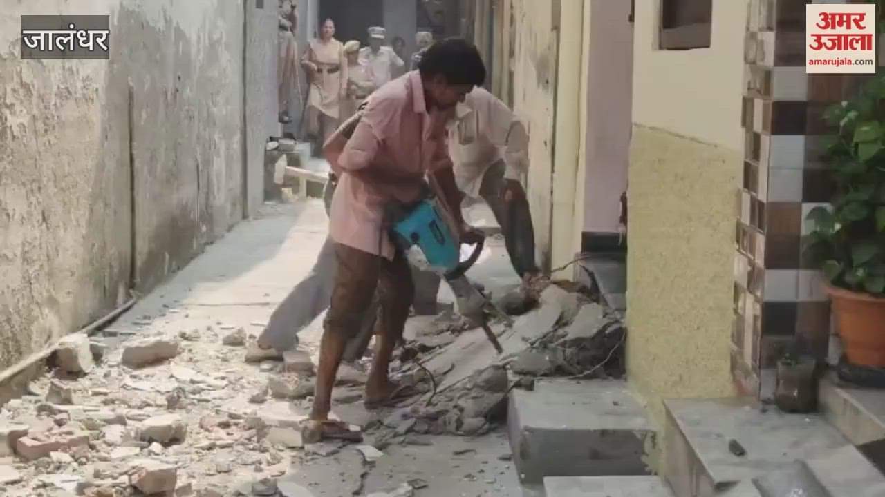 Police demolished the illegal house of smuggler Sachin in Basti Gunja, Jalandhar.