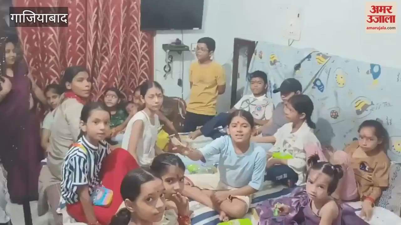 Girls chanting slogans after Kanya Pujan in Loni