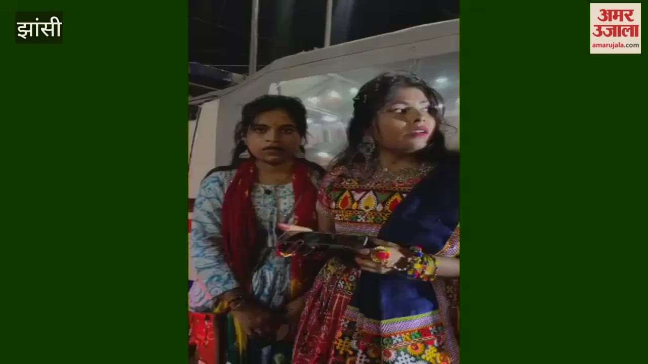 Video: Girls arrive in a police vehicle to perform Garba, ignore stranger