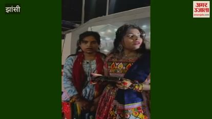 Video: Girls arrive in a police vehicle to perform Garba, ignore stranger Video: Girls arrive in a police vehicle to perform Garba, ignore stranger