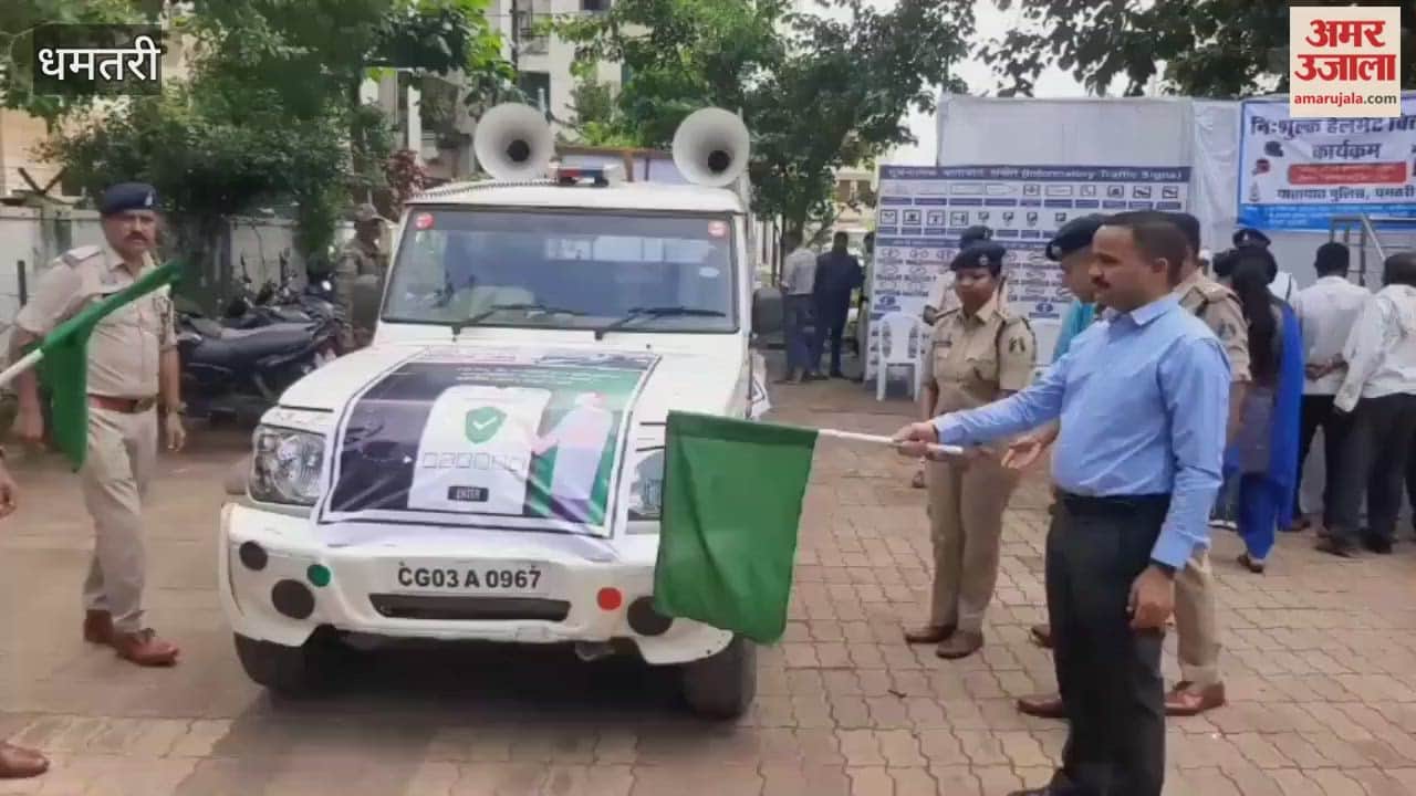 Dhamtari SP hands over lost and stolen mobile phones to their owners