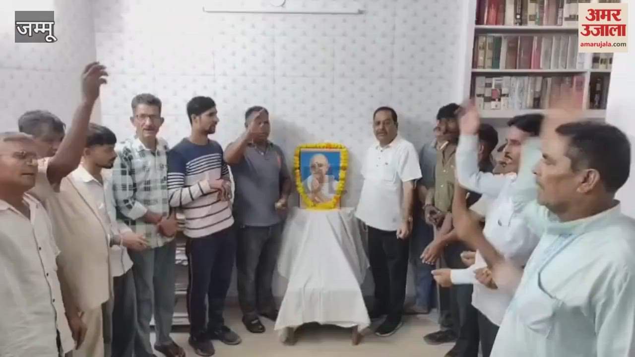 Workers paid tribute to Bapu on Gandhi Jayanti in Vijaypur, also paid homage to Shastri ji