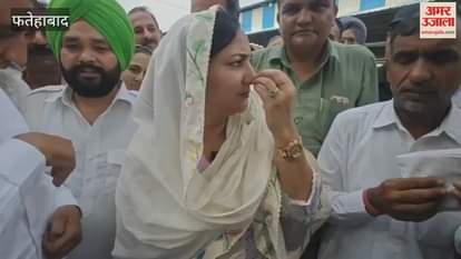 Sunaina Chautala visited the grain market in Fatehabad and submitted a memorandum to the District Commissioner regarding farmers' demands.