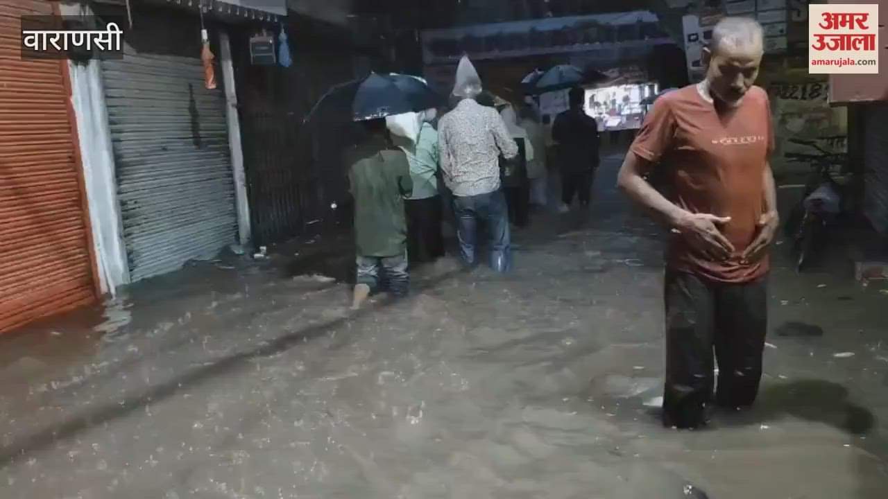 Continuous rain in Varanasi for several hours, water entered shops