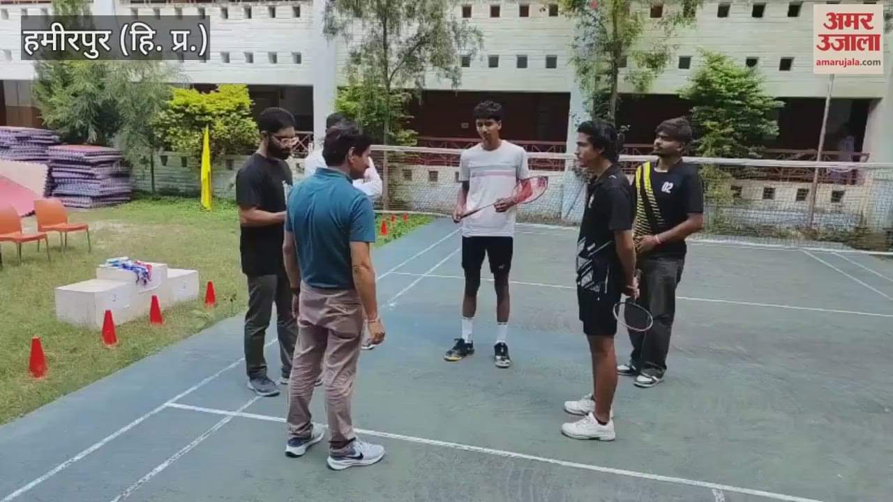 Hamirpur Deeksha and Piyush stood first in the badminton competition