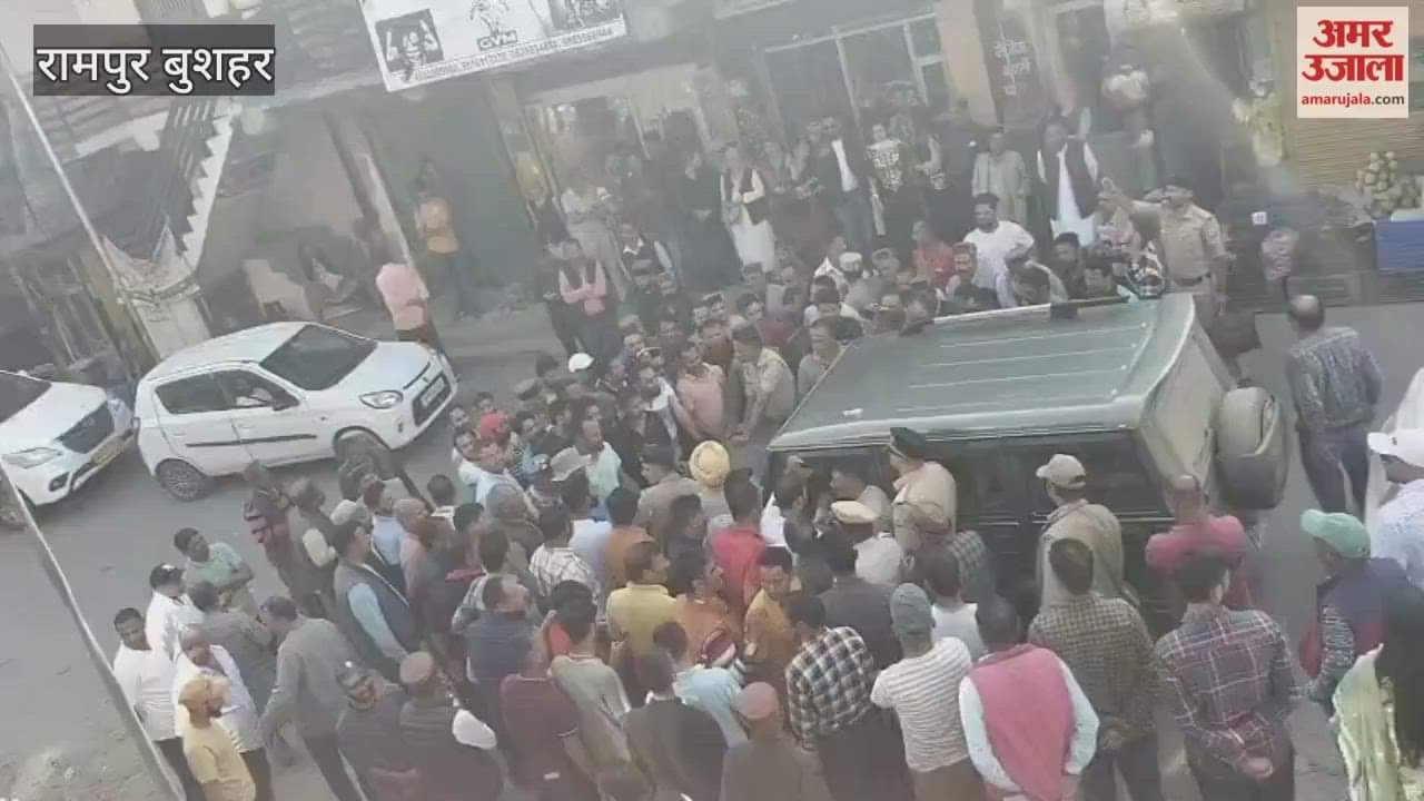 Rampur Bushahr Rakesh Singha and Sanjay Chauhan visited the victim's family, the upper caste community raised slogans of Murdabad and Go Back