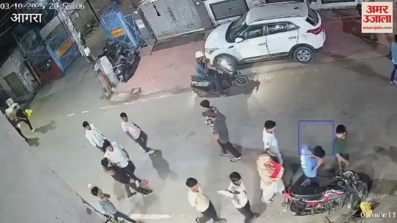 Young man surrounded and beaten in the middle of the road