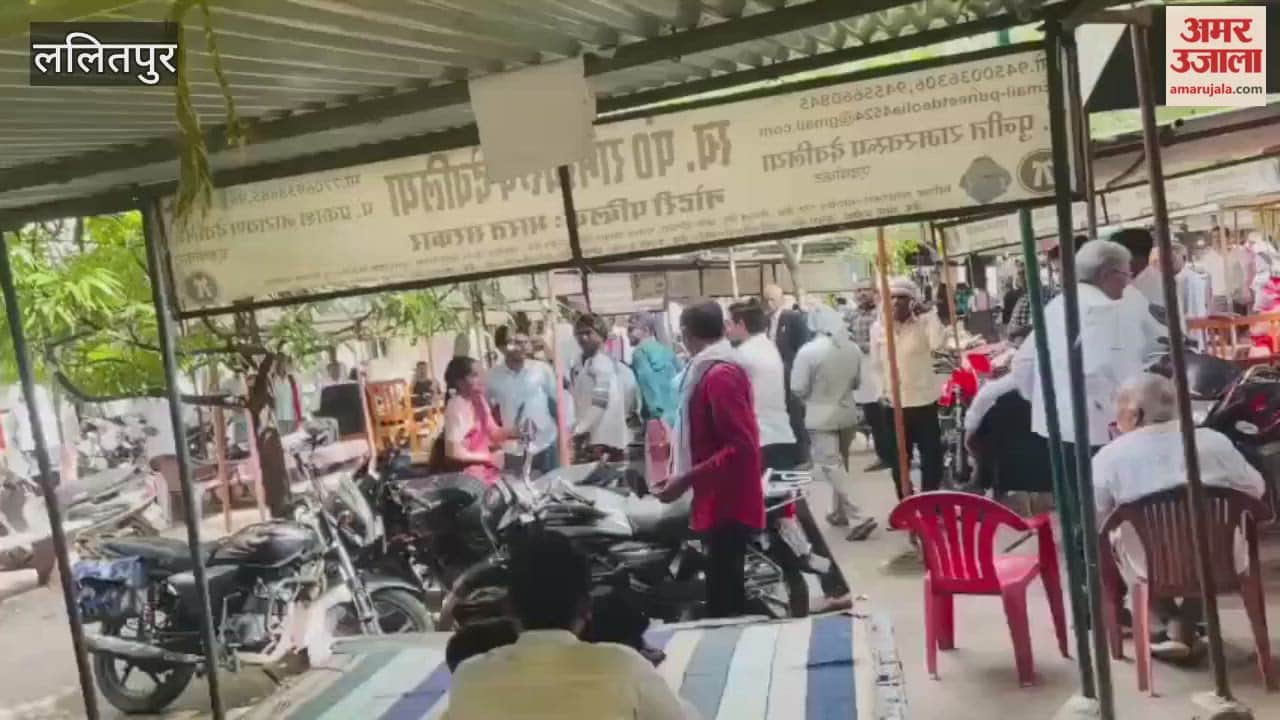 Lalitpur: Brother and sister beat brother-in-law with slippers in court premises, video goes viral