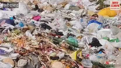 People are troubled by the garbage spread on the roadside in Faridabad