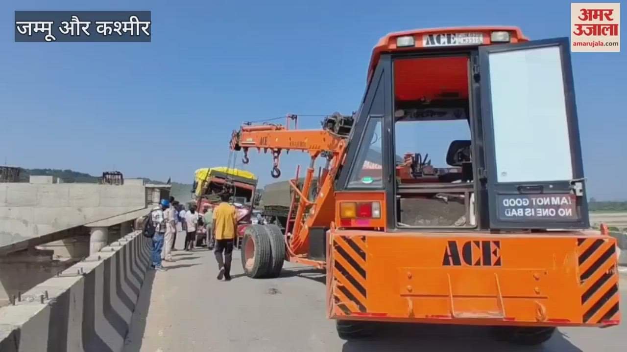 Heavy traffic jam after road accident in Samba