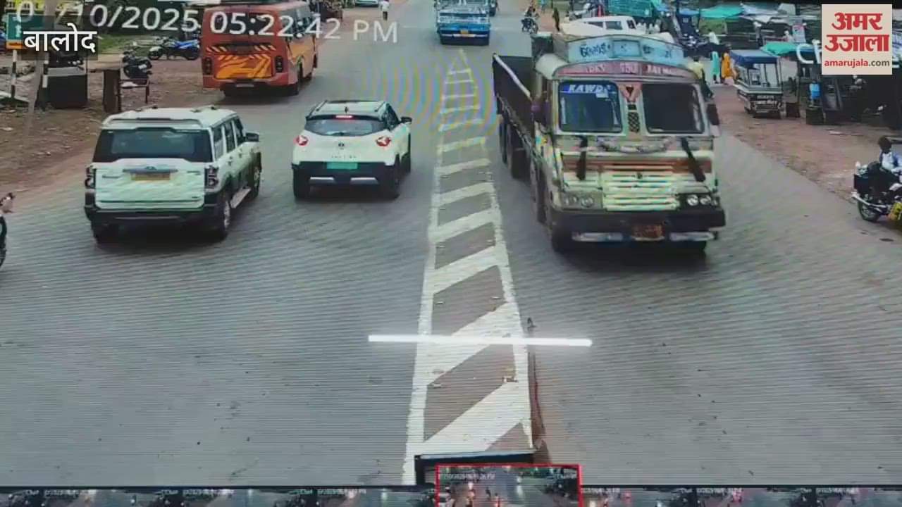 Video: सड़क पार करते ट्रक से भिड़ी बाइक, ग्रामीण की मौके पर दर्दनाक मौत