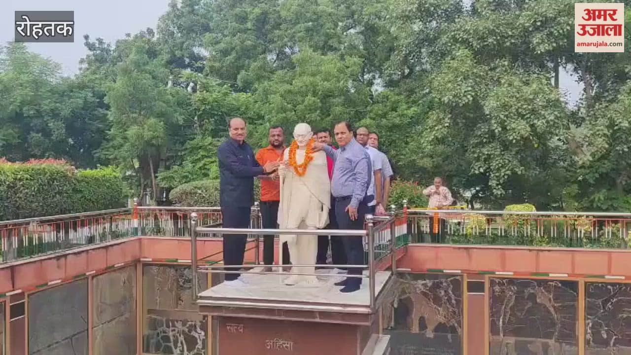 Floral tributes offered at Gandhi's statue in Rohtak