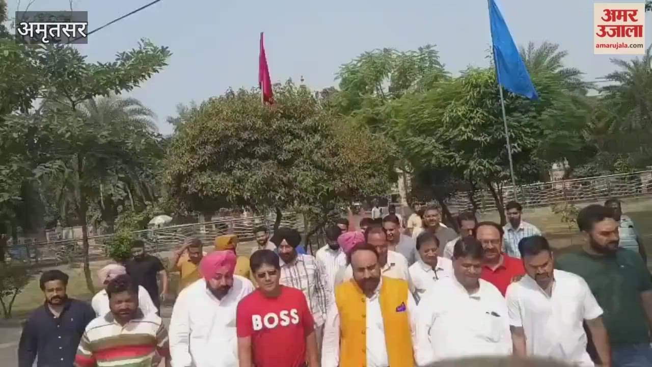 BJP workers paid tribute to Mahatma Gandhi at Company Bagh in Amritsar.