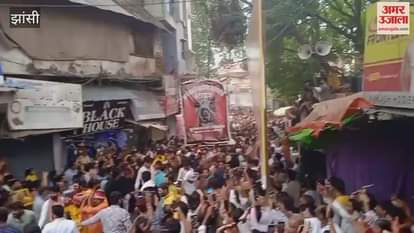 Video: Maa Kali goes out for immersion...huge crowd, chants of Kali-Kali Jai Maa Kali