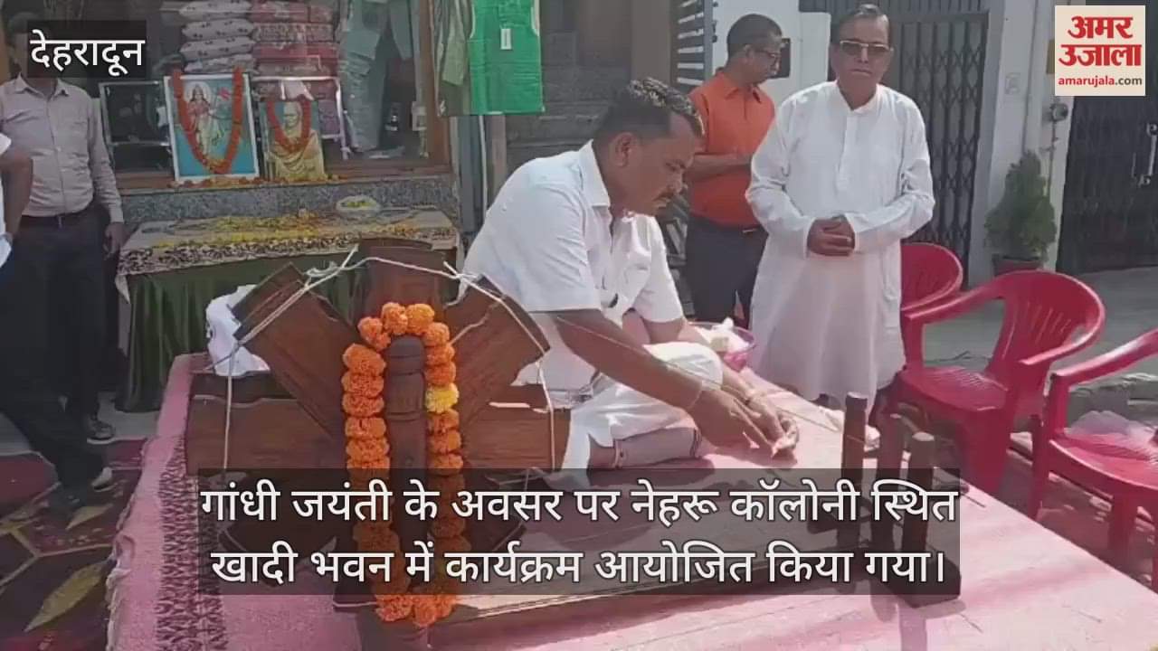 People remembered Mahatma Gandhi by offering flowers at his portrait in Nehru Colony