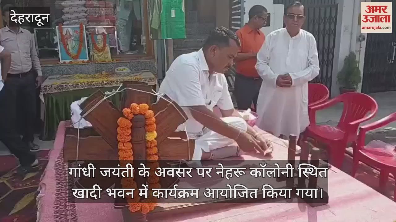 People remembered Mahatma Gandhi by offering flowers at his portrait in Nehru Colony