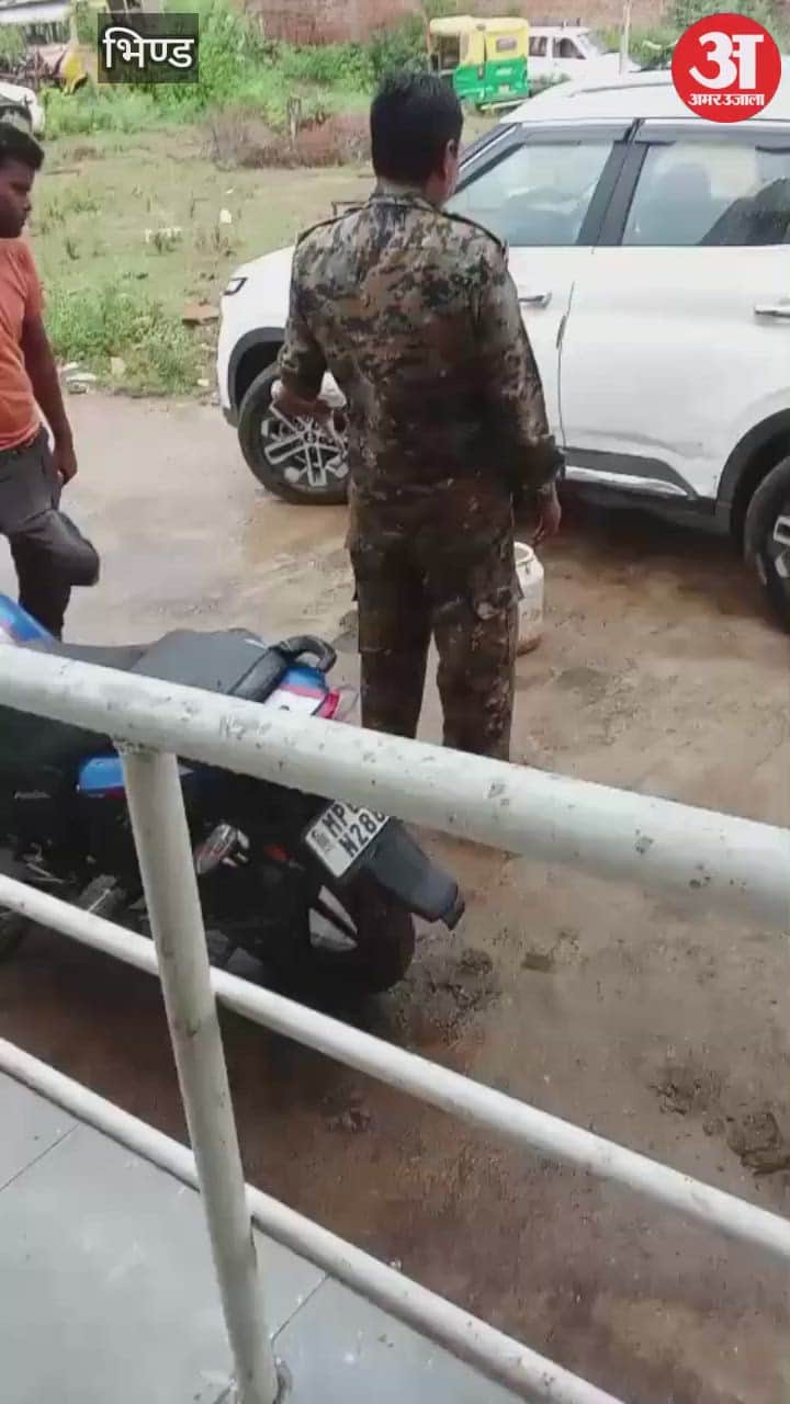 he injured youth lay in agony, covered in blood. The ASI first had his car washed by injured youth's brother.