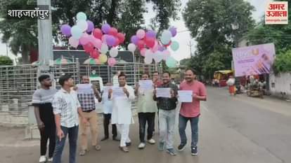 Teachers protested by releasing balloons for old pension in shahjahanpur