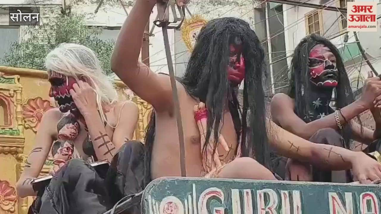 Solan Tableaus for Dussehra were taken out on Mall Road