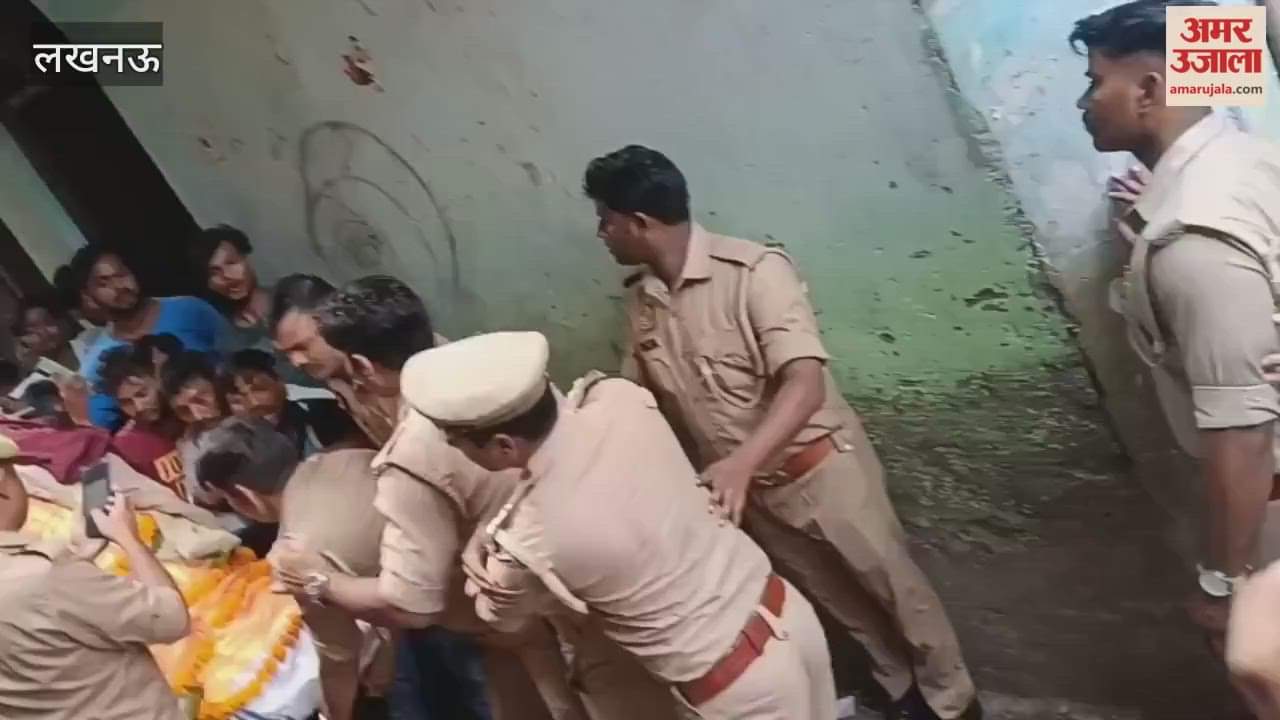 VIDEO : हैदरगंज तिराहे पर देवर-भाभी के शव रख कर प्रदर्शन किया